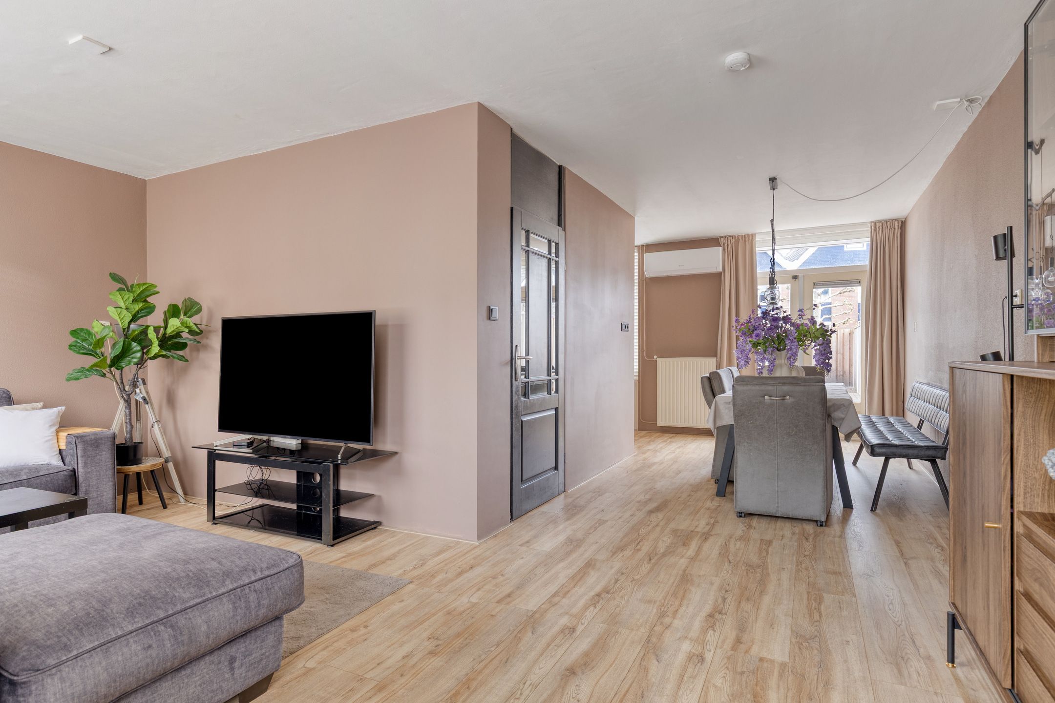 Spacious corner home with garage, driveway and sunny garden in family-friendly neighborhood — 9