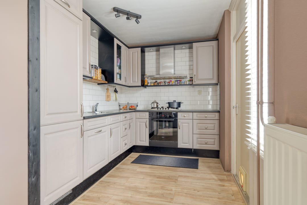 Spacious corner home with garage, driveway and sunny garden in family-friendly neighborhood — 13