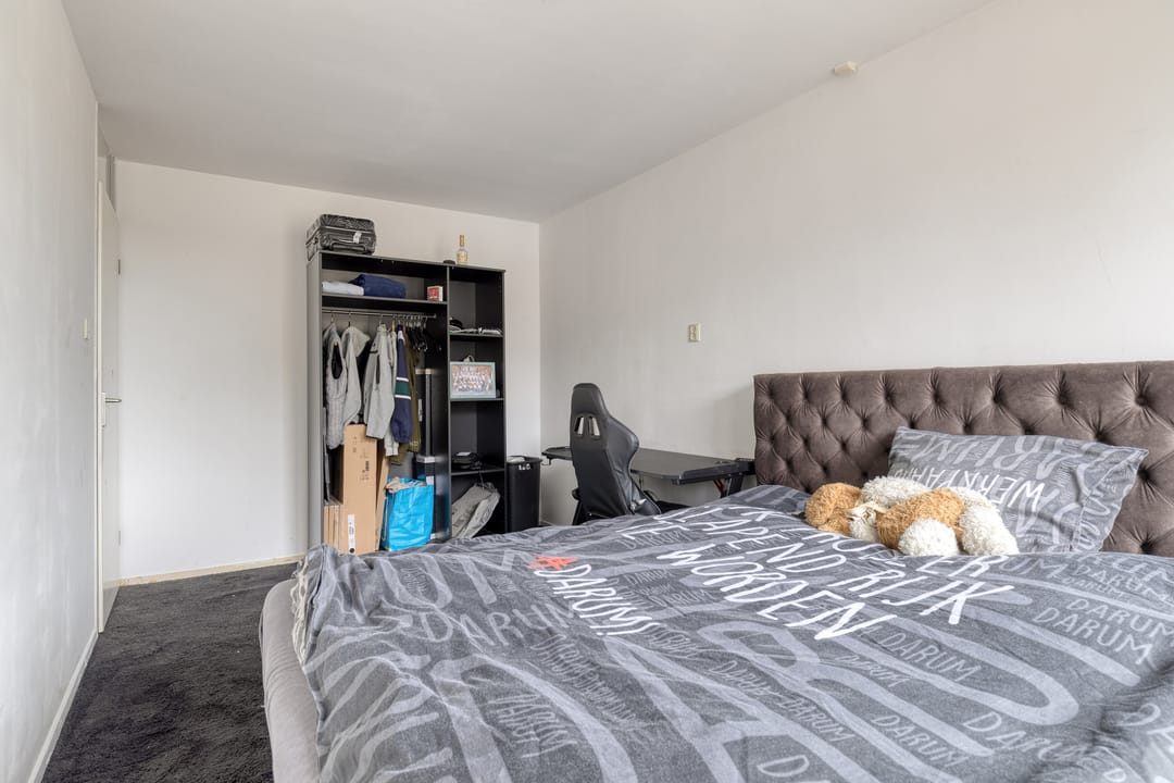 Spacious corner home with garage, driveway and sunny garden in family-friendly neighborhood — 26