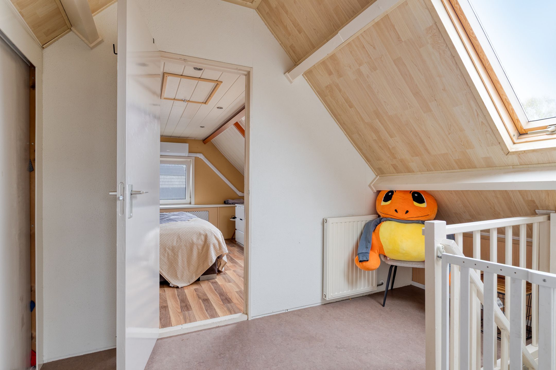 Spacious corner home with garage, driveway and sunny garden in family-friendly neighborhood — 27