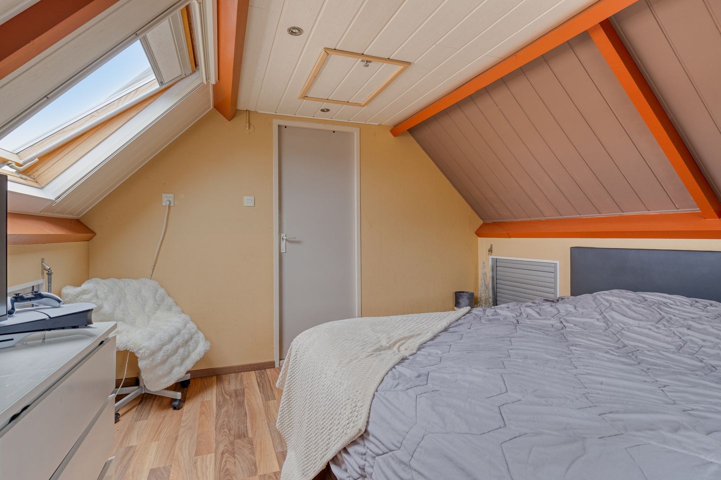 Spacious corner home with garage, driveway and sunny garden in family-friendly neighborhood — 29