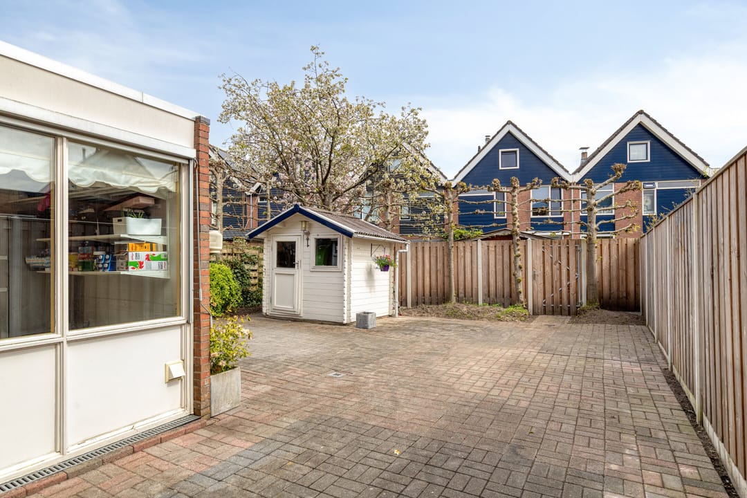 Spacious corner home with garage, driveway and sunny garden in family-friendly neighborhood — 32