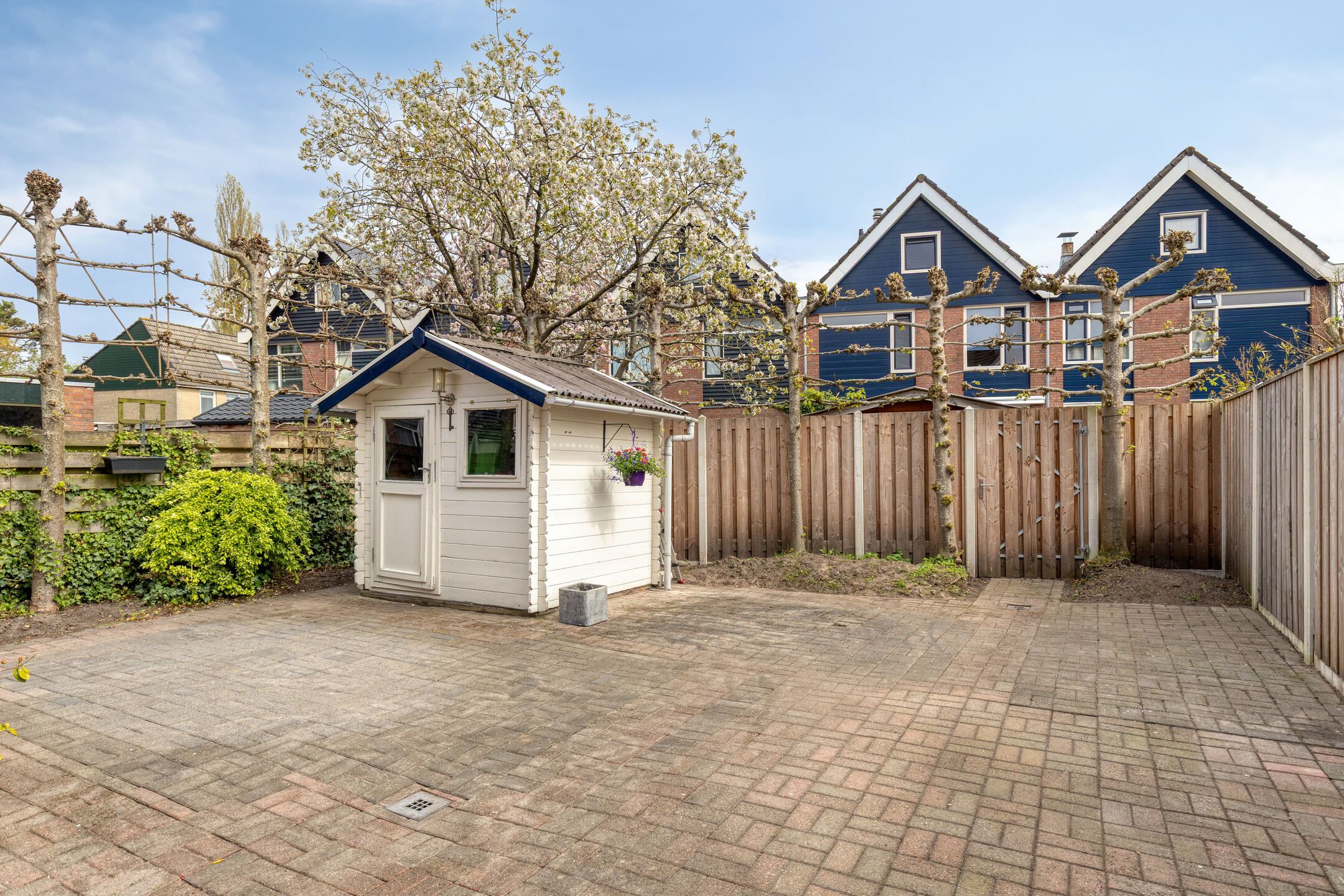 Spacious corner home with garage, driveway and sunny garden in family-friendly neighborhood — 33