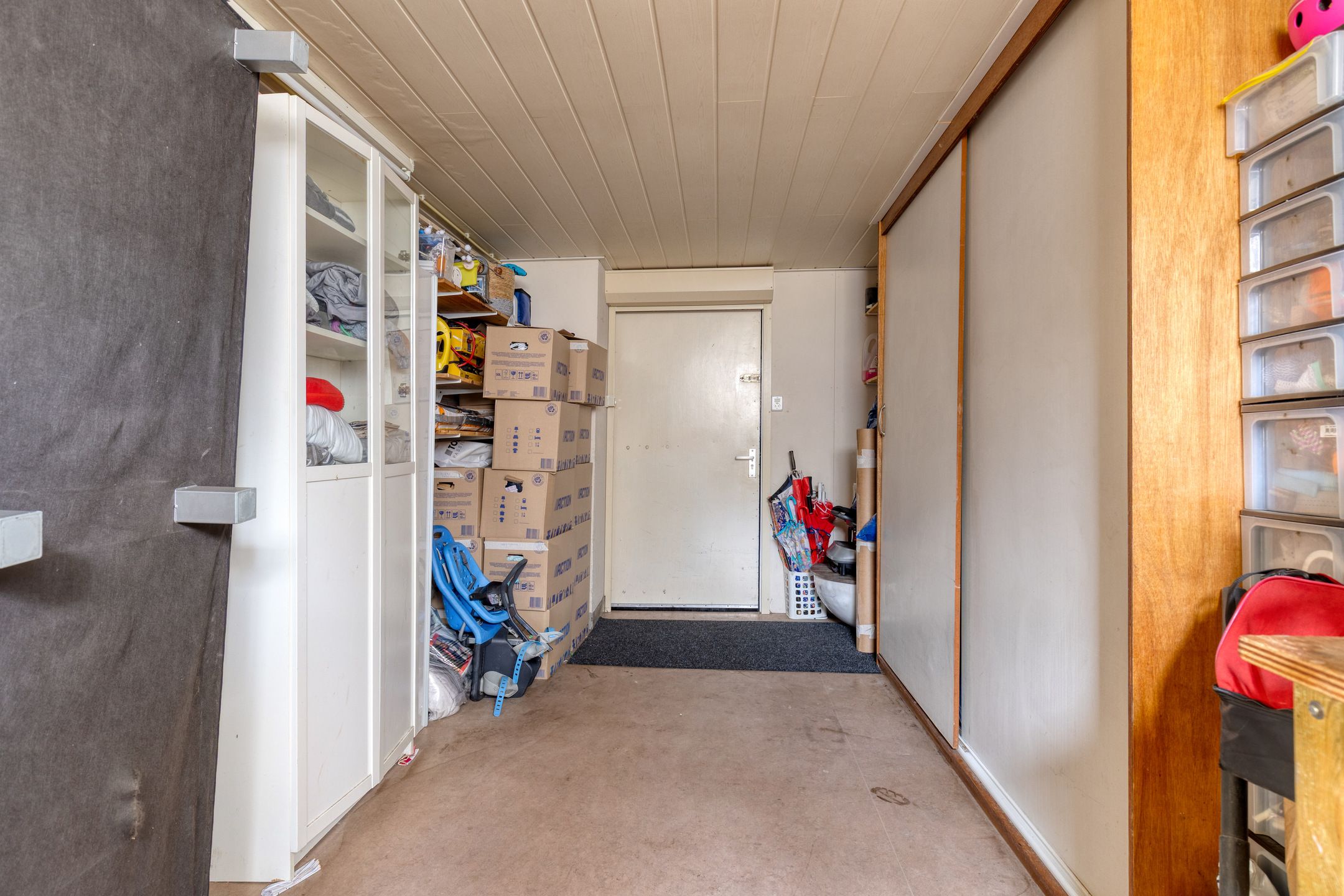 Spacious corner home with garage, driveway and sunny garden in family-friendly neighborhood — 39