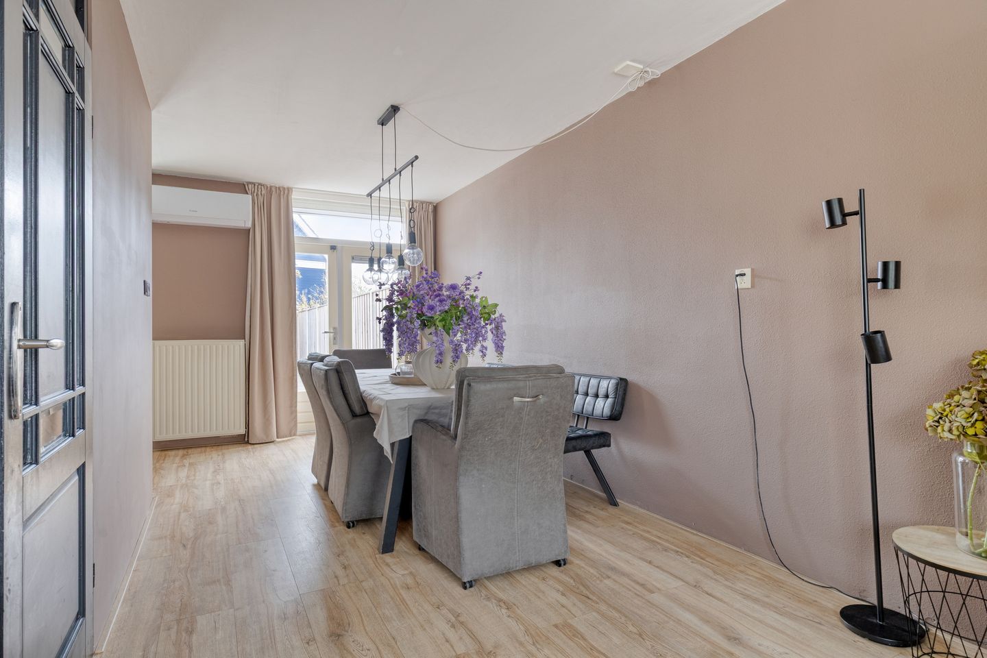 Spacious corner home with garage, driveway and sunny garden in family-friendly neighborhood — 10