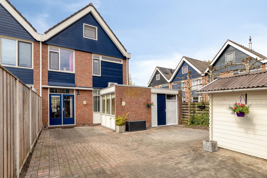 Spacious corner home with garage, driveway and sunny garden in family-friendly neighborhood — 38