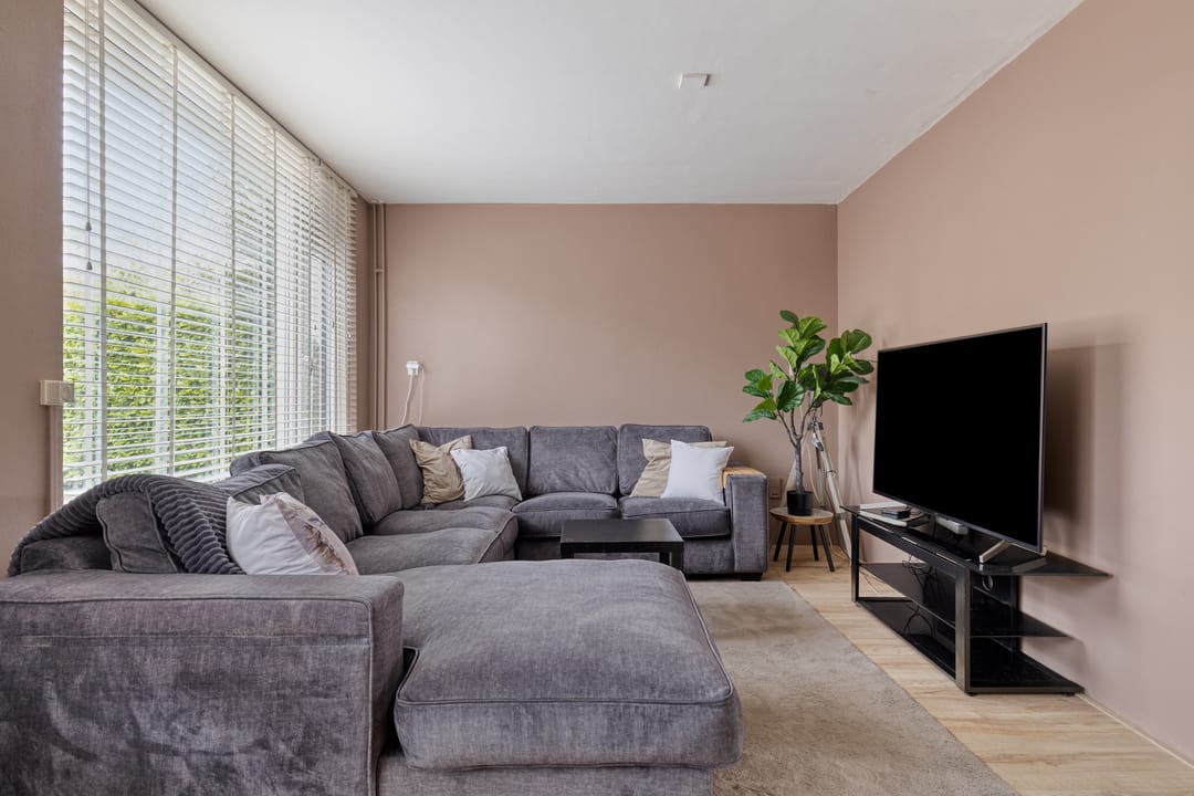 Spacious corner home with garage, driveway and sunny garden in family-friendly neighborhood — 7