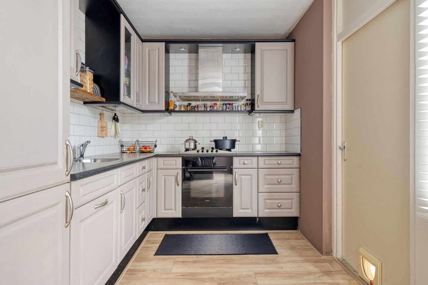 Spacious corner home with garage, driveway and sunny garden in family-friendly neighborhood — 14