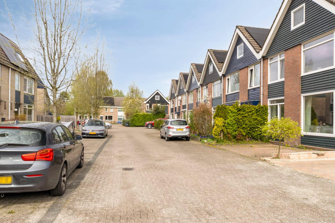 Spacious corner home with garage, driveway and sunny garden in family-friendly neighborhood — 41