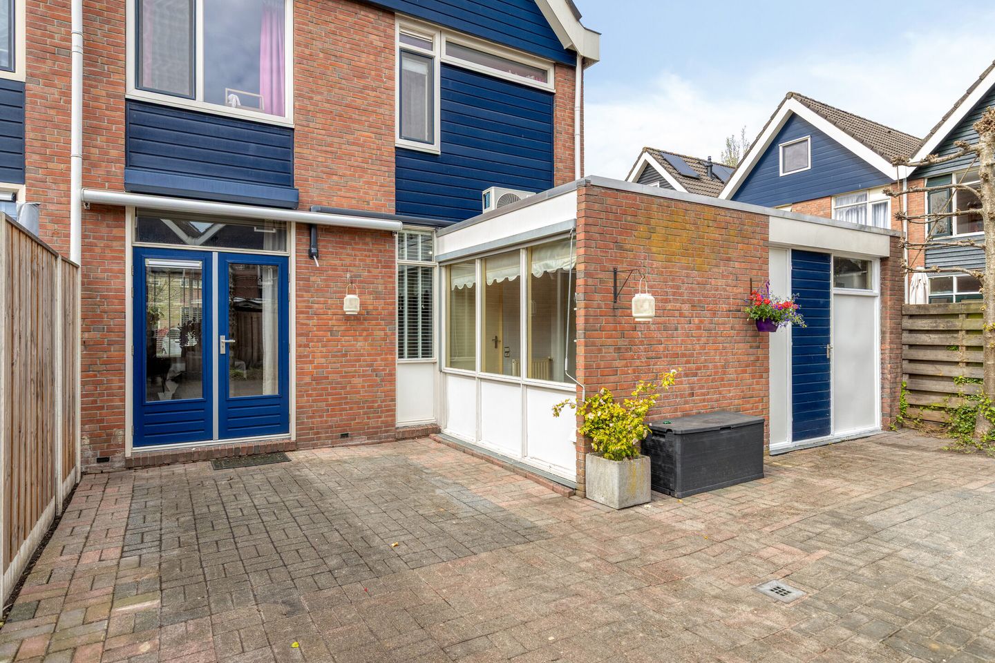 Spacious corner home with garage, driveway and sunny garden in family-friendly neighborhood — 34