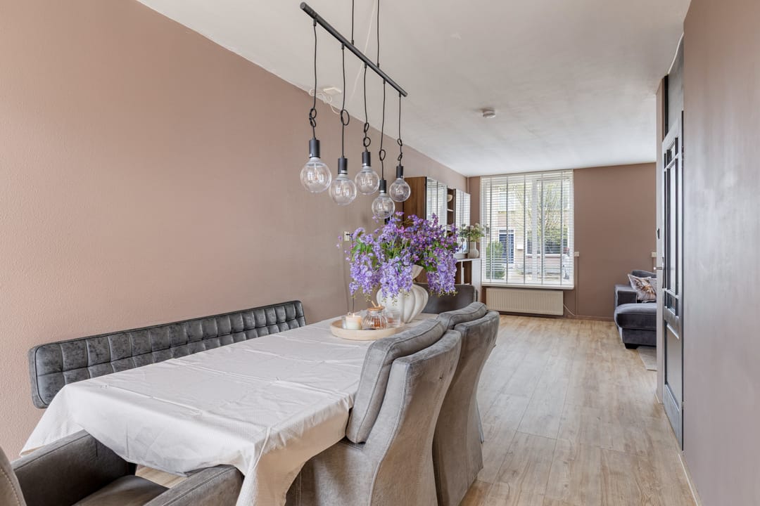 Spacious corner home with garage, driveway and sunny garden in family-friendly neighborhood — 11