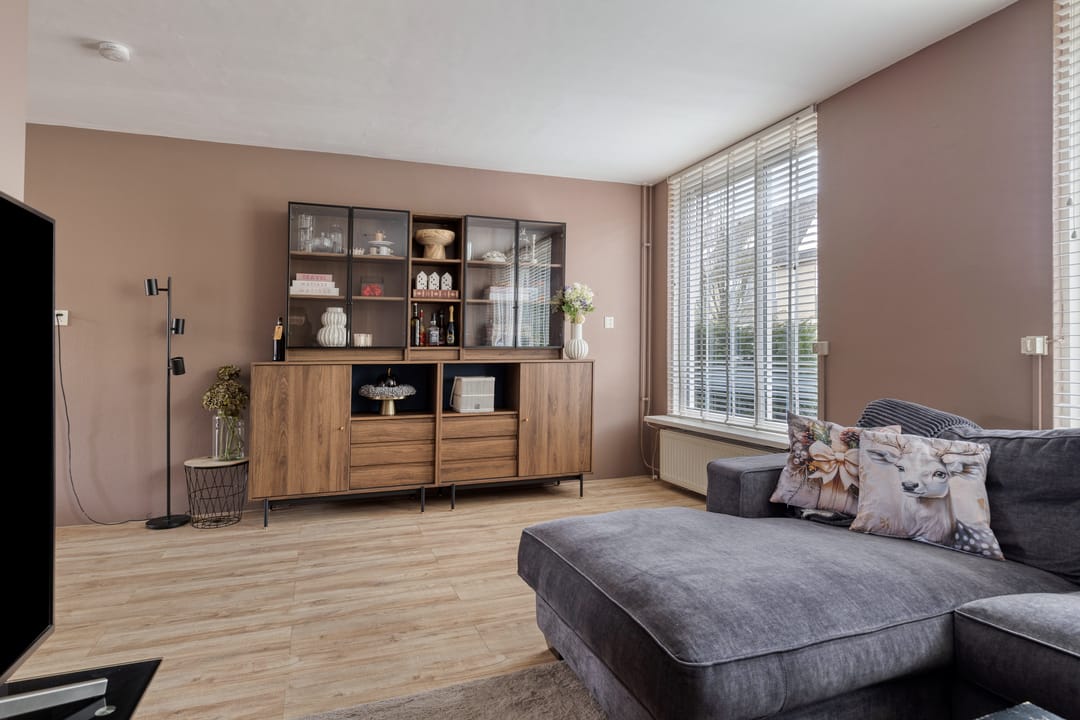 Spacious corner home with garage, driveway and sunny garden in family-friendly neighborhood — 8