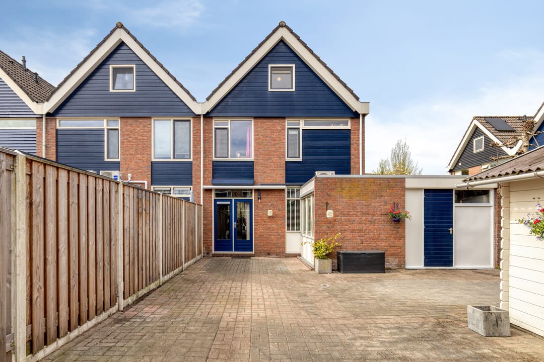 Spacious corner home with garage, driveway and sunny garden in family-friendly neighborhood — 37