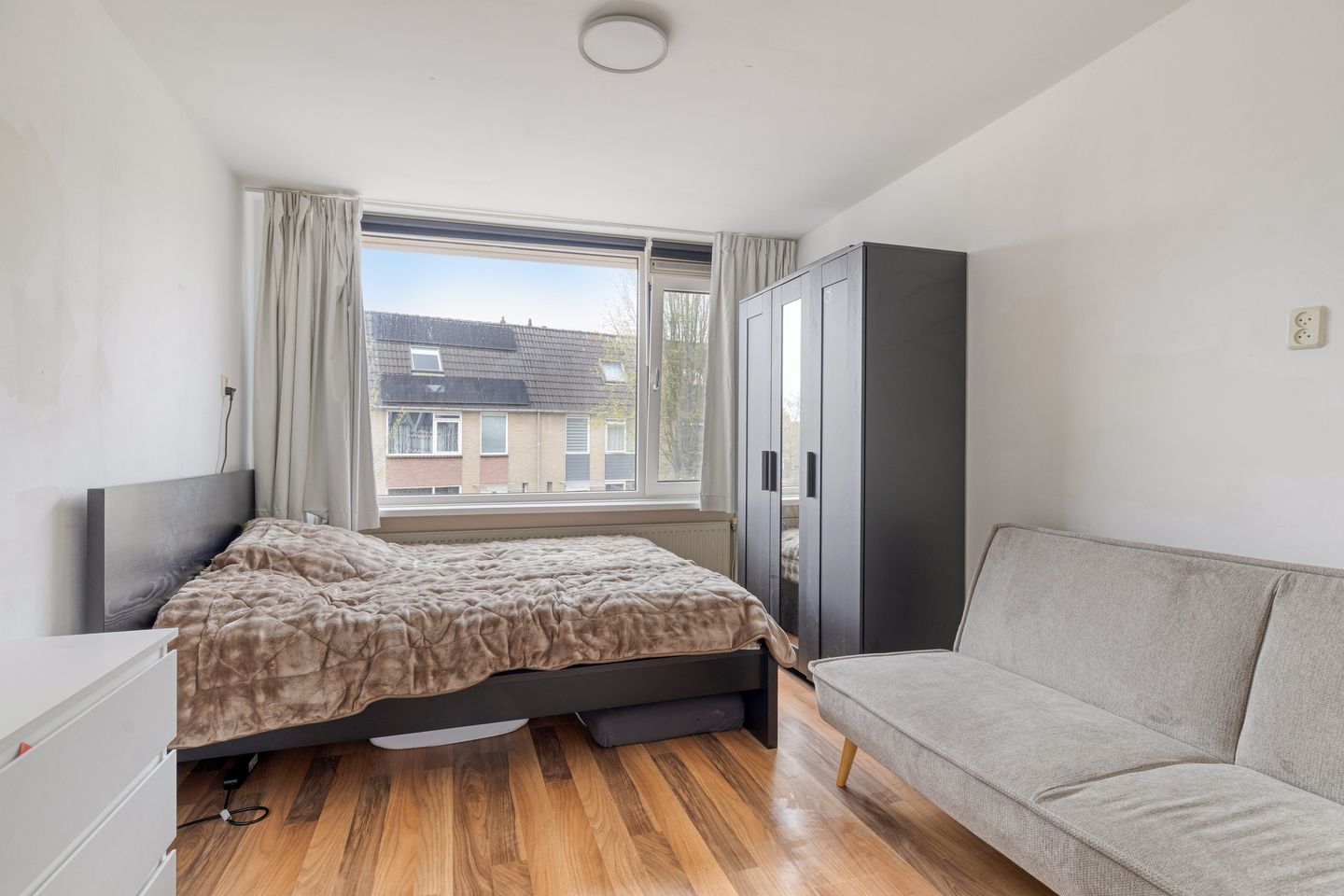 Spacious corner home with garage, driveway and sunny garden in family-friendly neighborhood — 19
