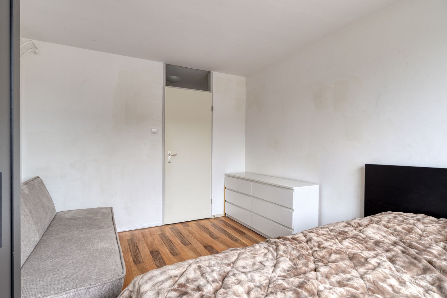 Spacious corner home with garage, driveway and sunny garden in family-friendly neighborhood — 20
