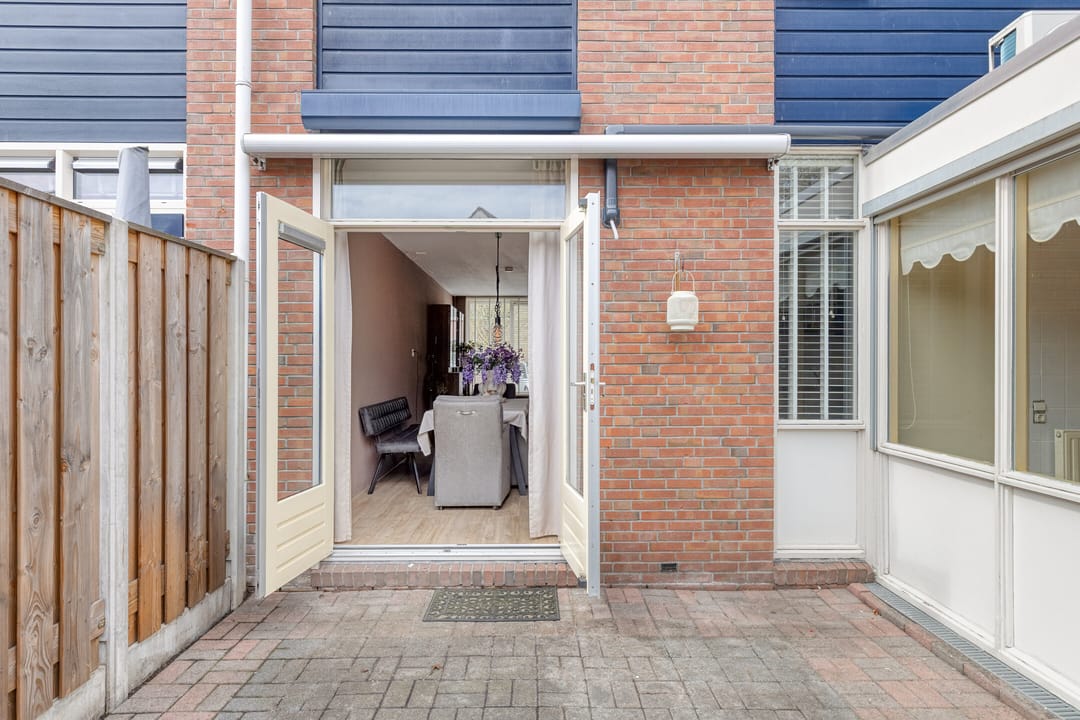 Spacious corner home with garage, driveway and sunny garden in family-friendly neighborhood — 31