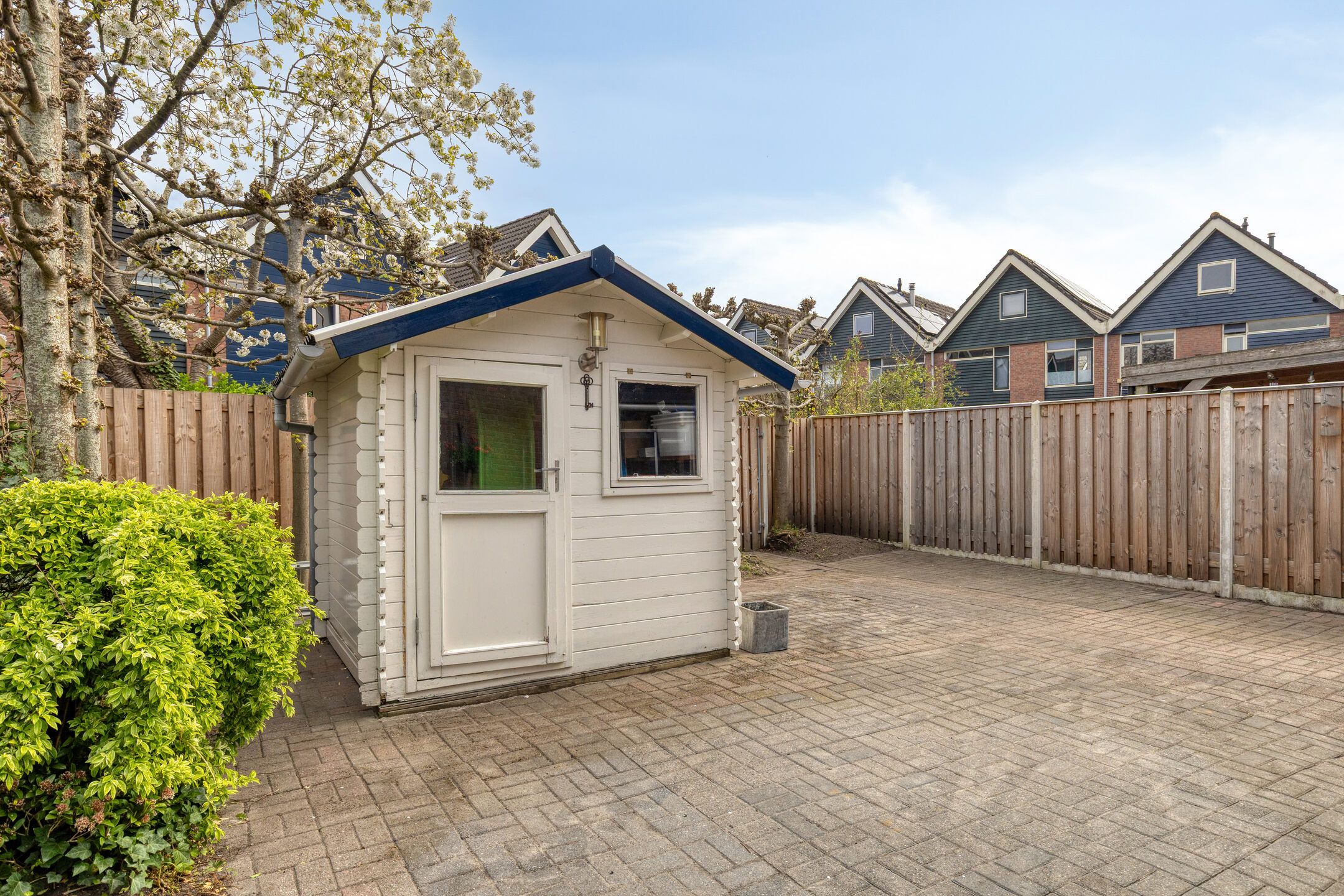Spacious corner home with garage, driveway and sunny garden in family-friendly neighborhood — 36