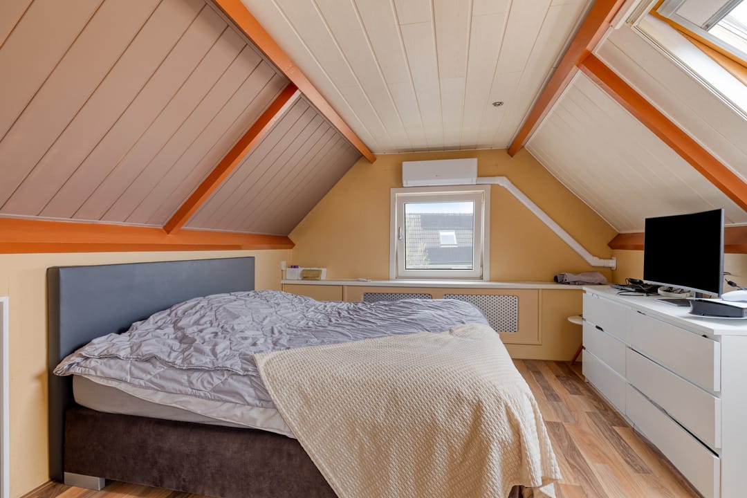 Spacious corner home with garage, driveway and sunny garden in family-friendly neighborhood — 28