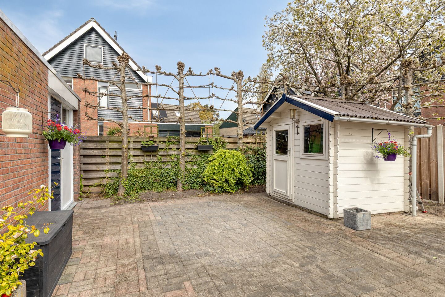 Spacious corner home with garage, driveway and sunny garden in family-friendly neighborhood — 35