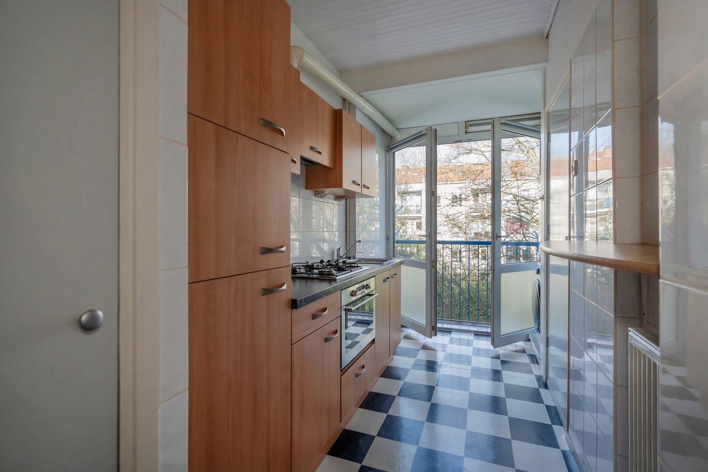 Spacious and Light Apartment with Balcony in Artiestenbuurt — 14