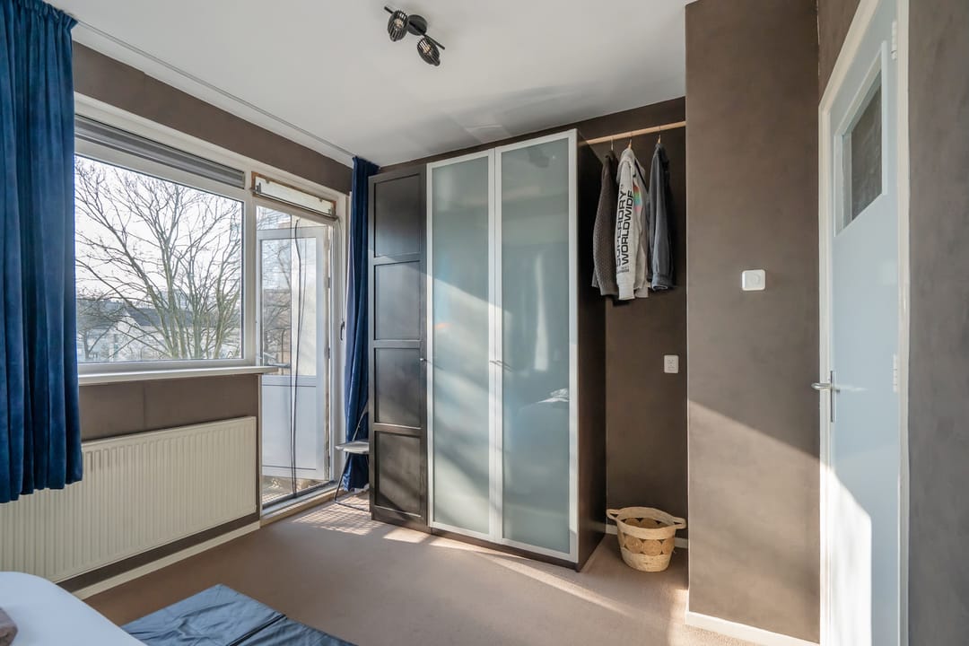 Spacious and Light Apartment with Balcony in Artiestenbuurt — 17