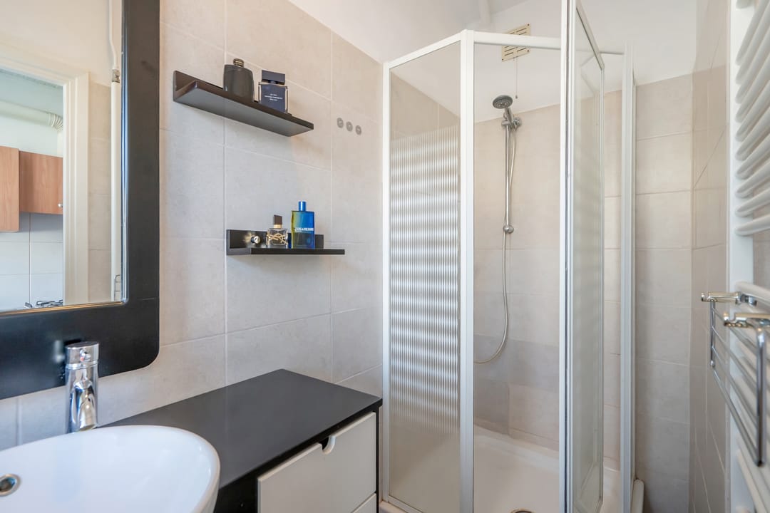Spacious and Light Apartment with Balcony in Artiestenbuurt — 22