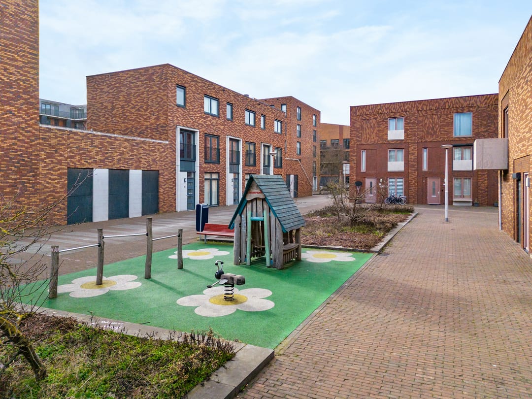 Modern terraced house with 4 bedrooms, solar panels and private parking in Terwijde-Oost — 38