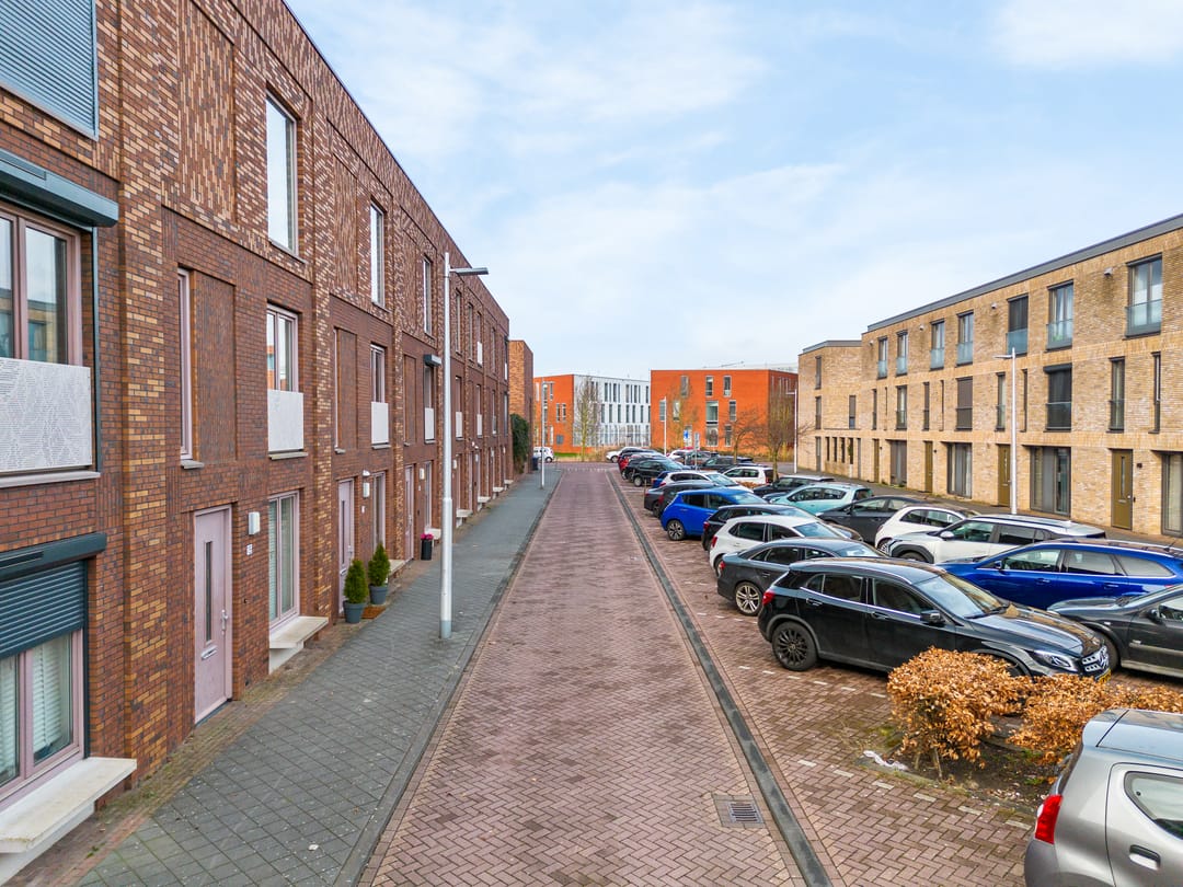 Modern terraced house with 4 bedrooms, solar panels and private parking in Terwijde-Oost — 37