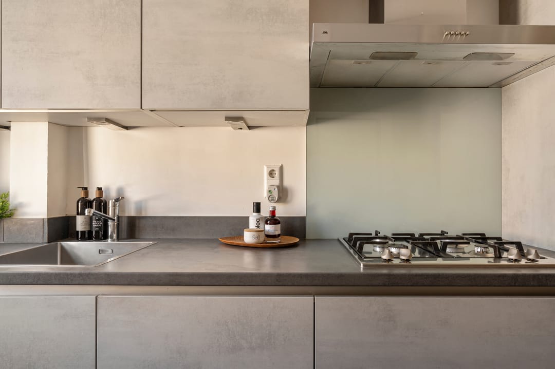 Bright Apartment with Market Views in De Pijp — 16