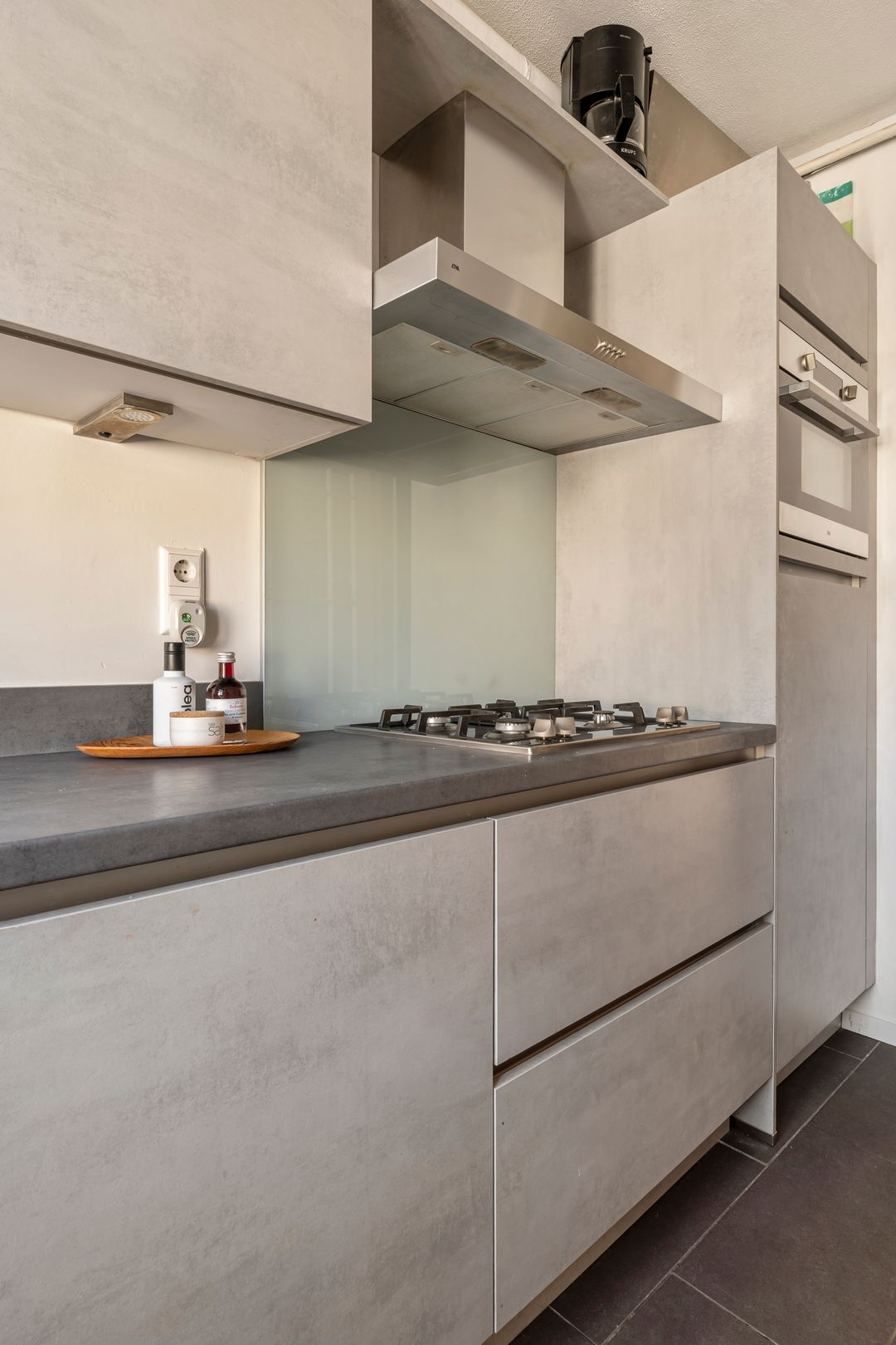 Bright Apartment with Market Views in De Pijp — 17