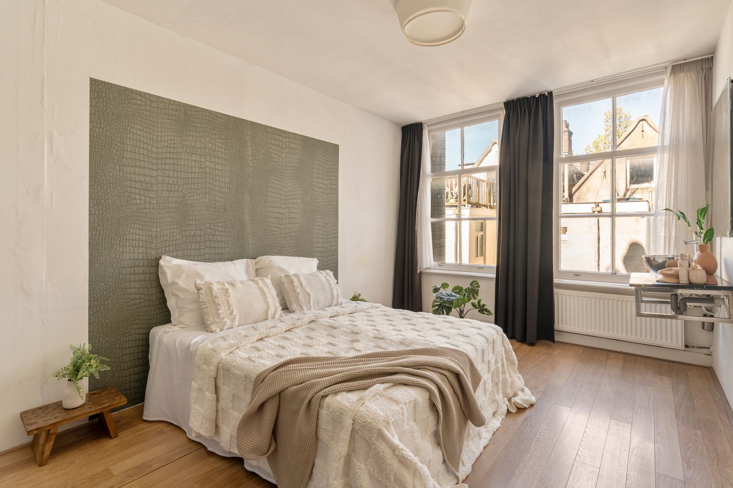 Bright Apartment with Market Views in De Pijp — 19