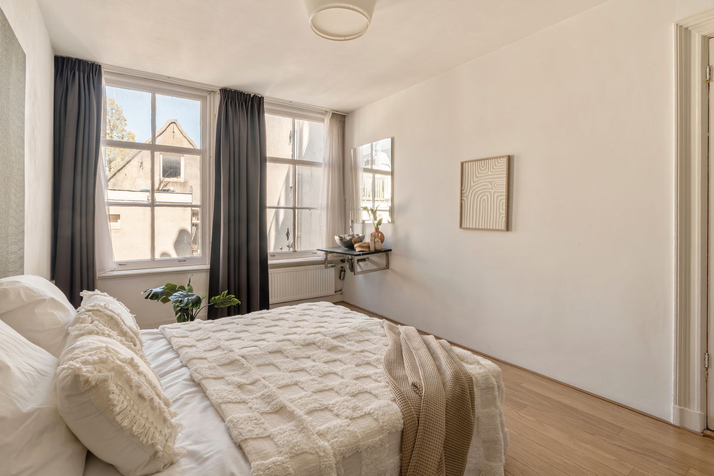 Bright Apartment with Market Views in De Pijp — 20