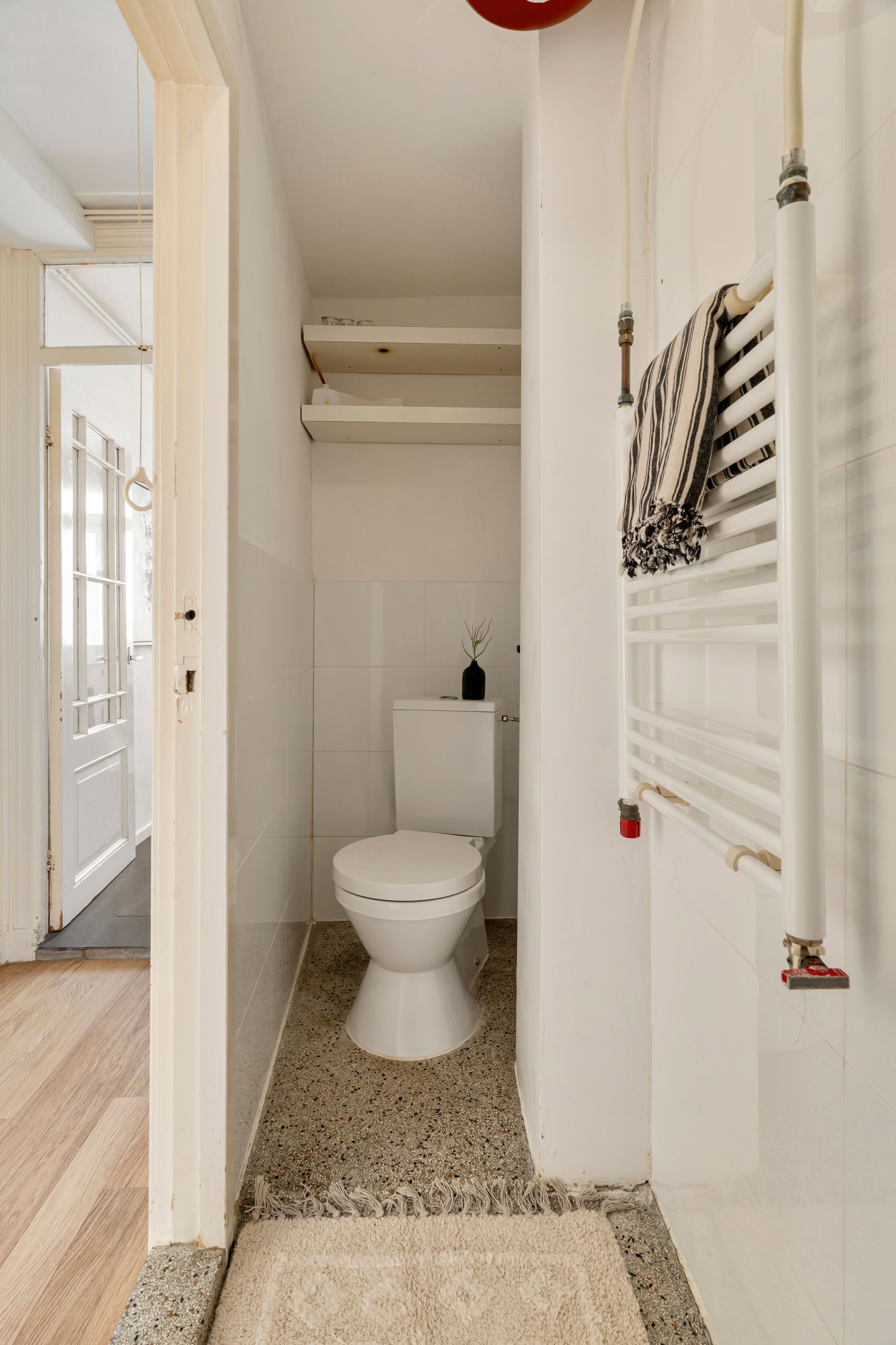 Bright Apartment with Market Views in De Pijp — 24