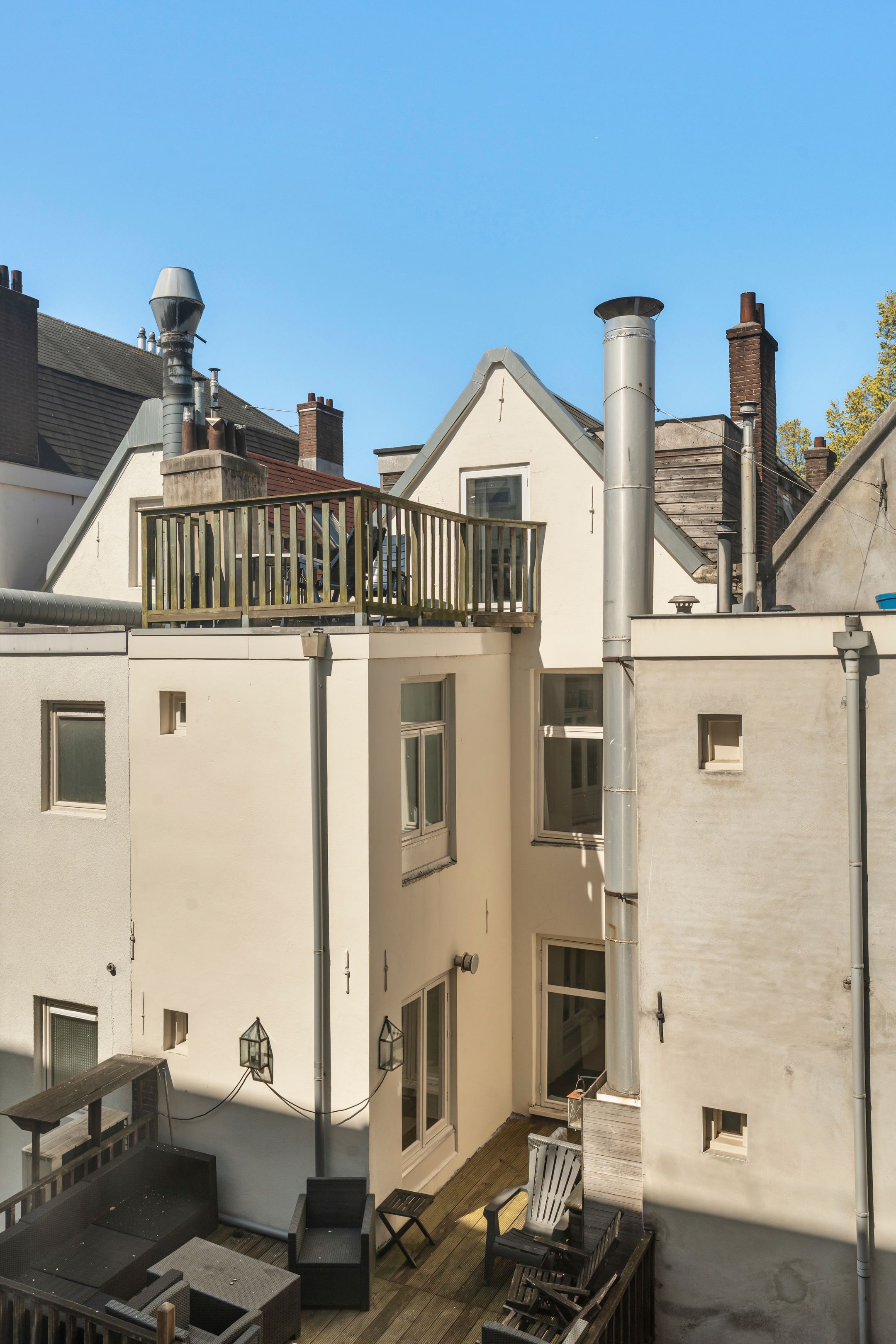 Bright Apartment with Market Views in De Pijp — 21