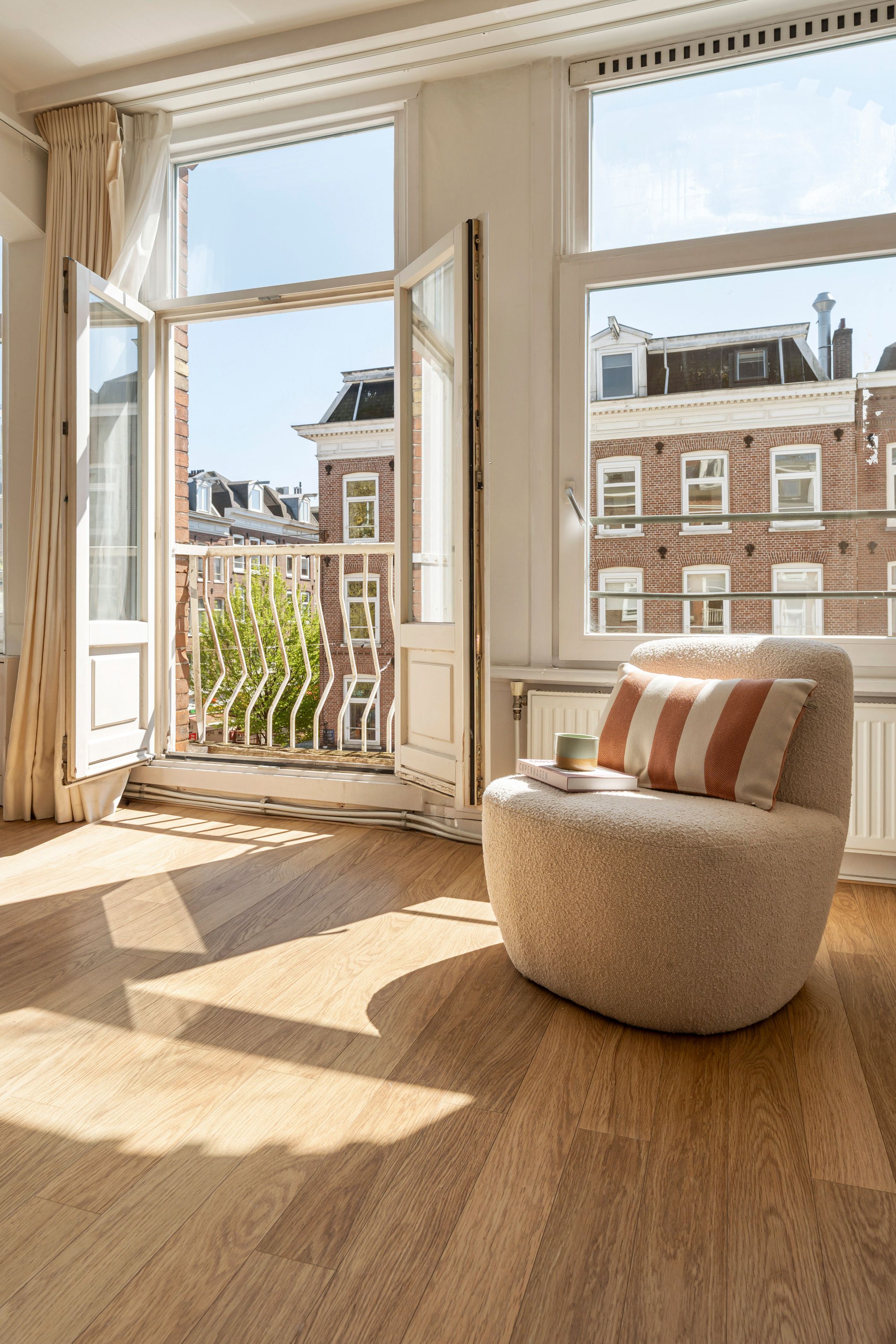 Bright Apartment with Market Views in De Pijp — 12