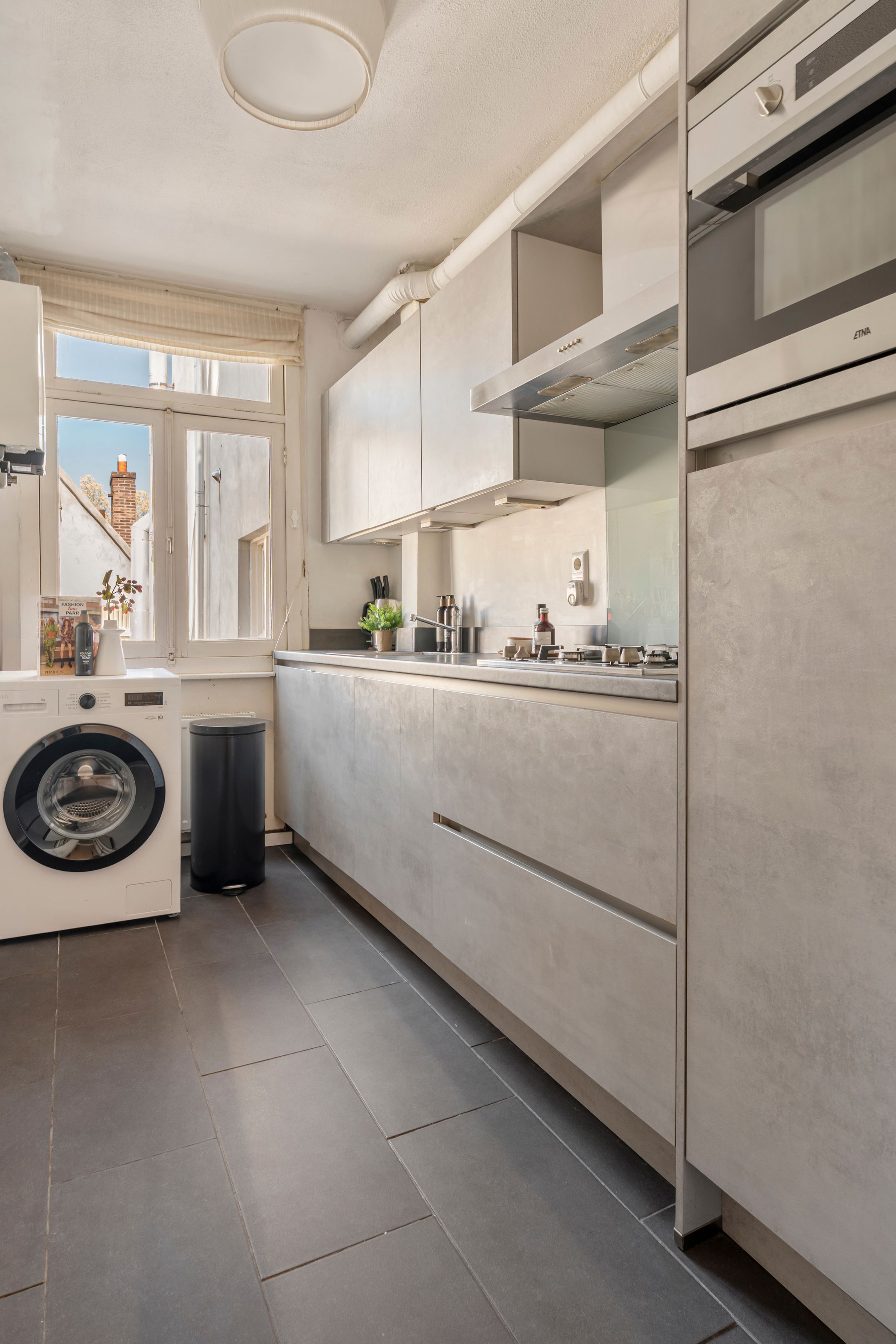 Bright Apartment with Market Views in De Pijp — 18