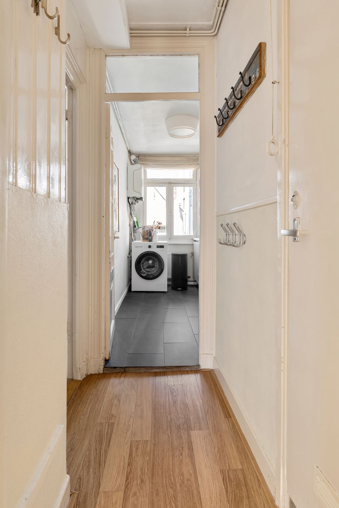 Bright Apartment with Market Views in De Pijp — 22