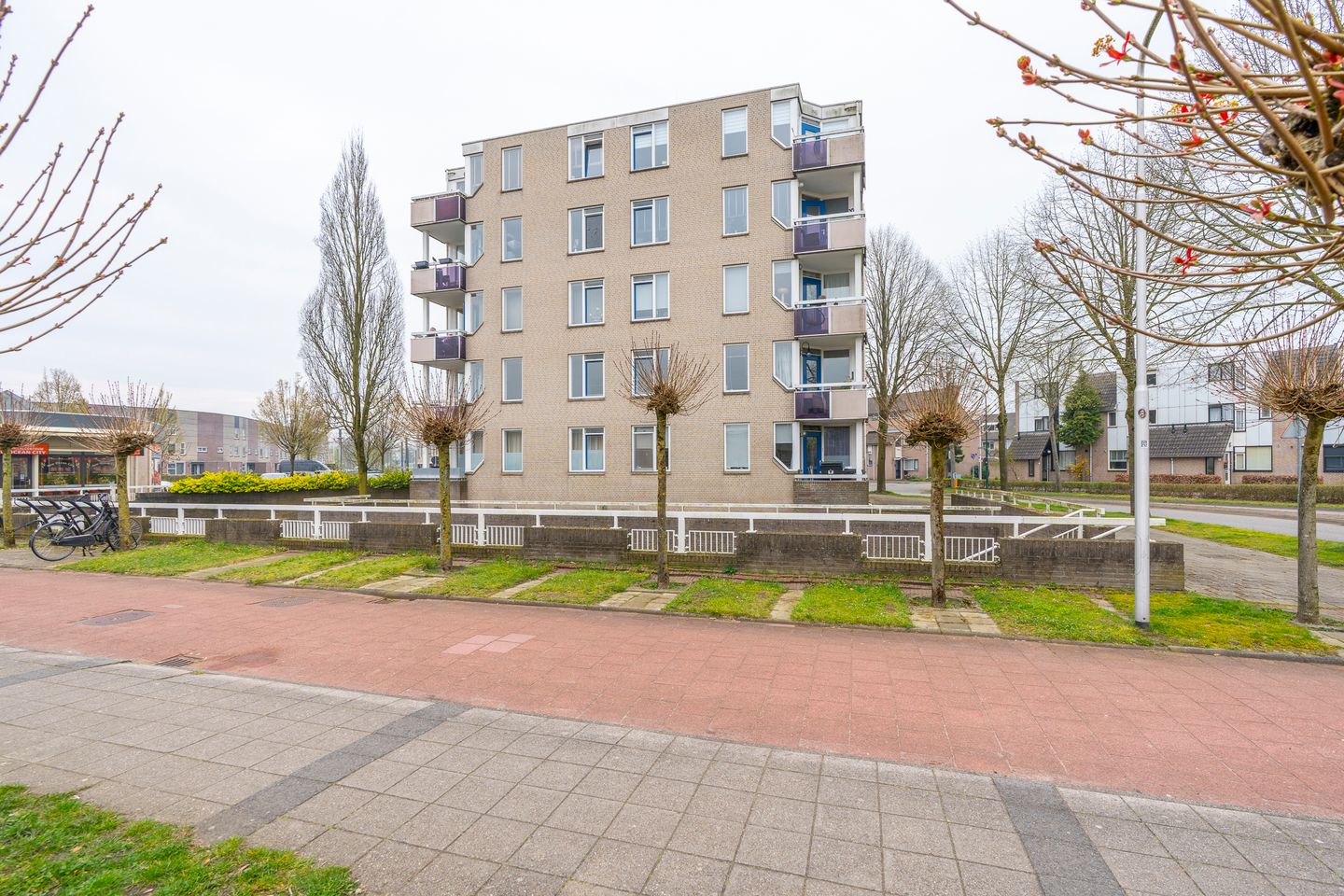 Renovated 3-Room Apartment with Modern Finishing and Central Location in IJsselstein — 40