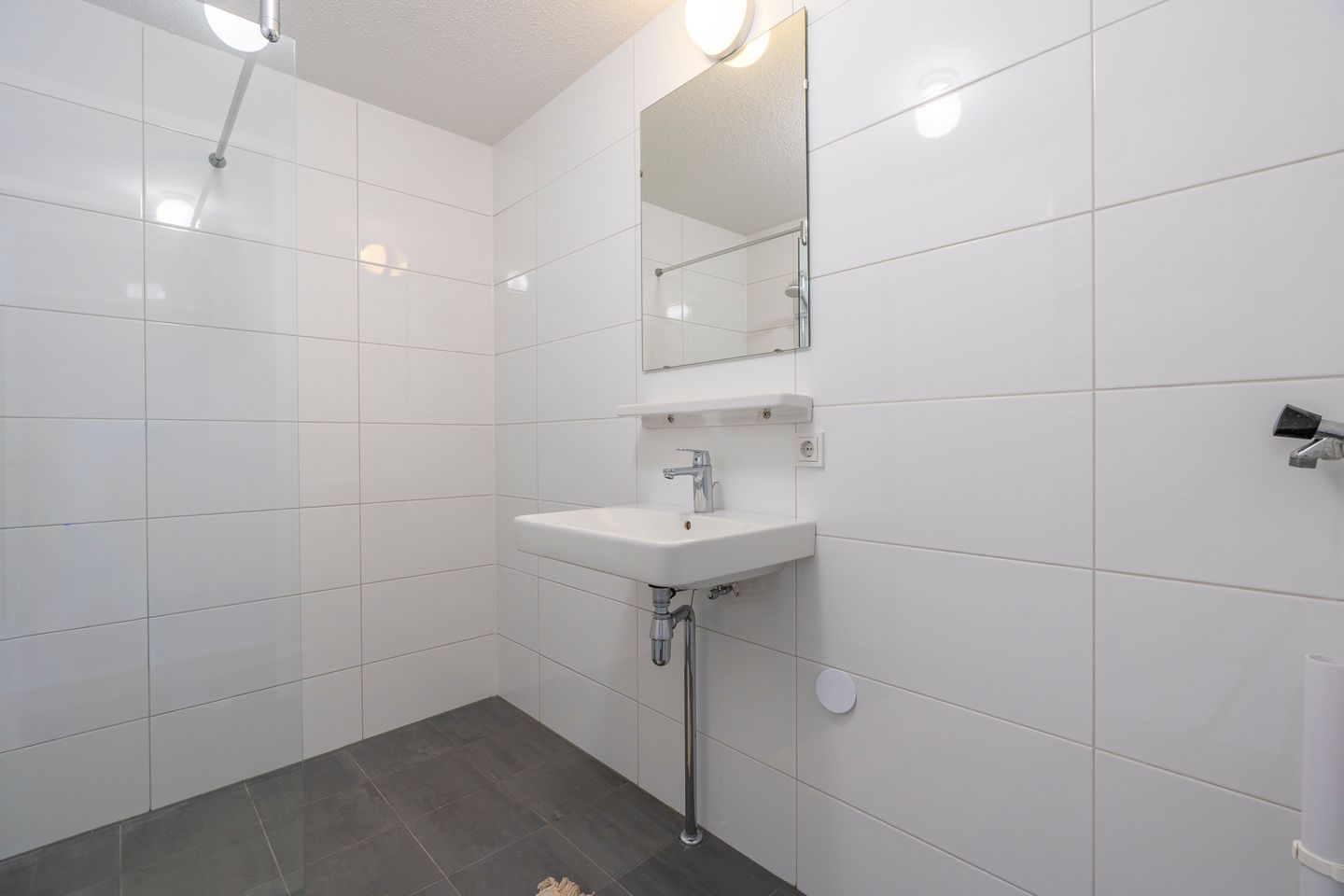 Renovated 3-Room Apartment with Modern Finishing and Central Location in IJsselstein — 35