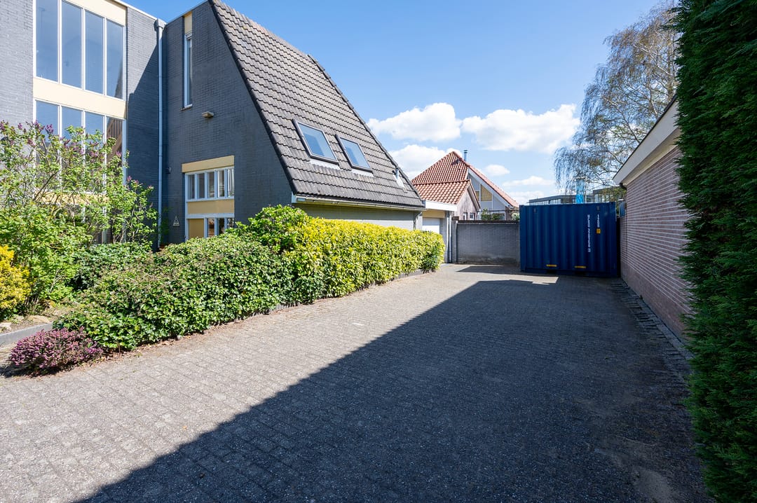 Multifunctional Villa with Living and Working Space in Spaarndam — 58