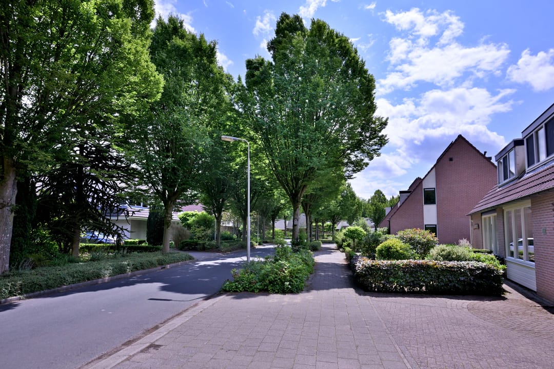 Semi-detached house with beautiful garden and garage in Schalkhaar — 41