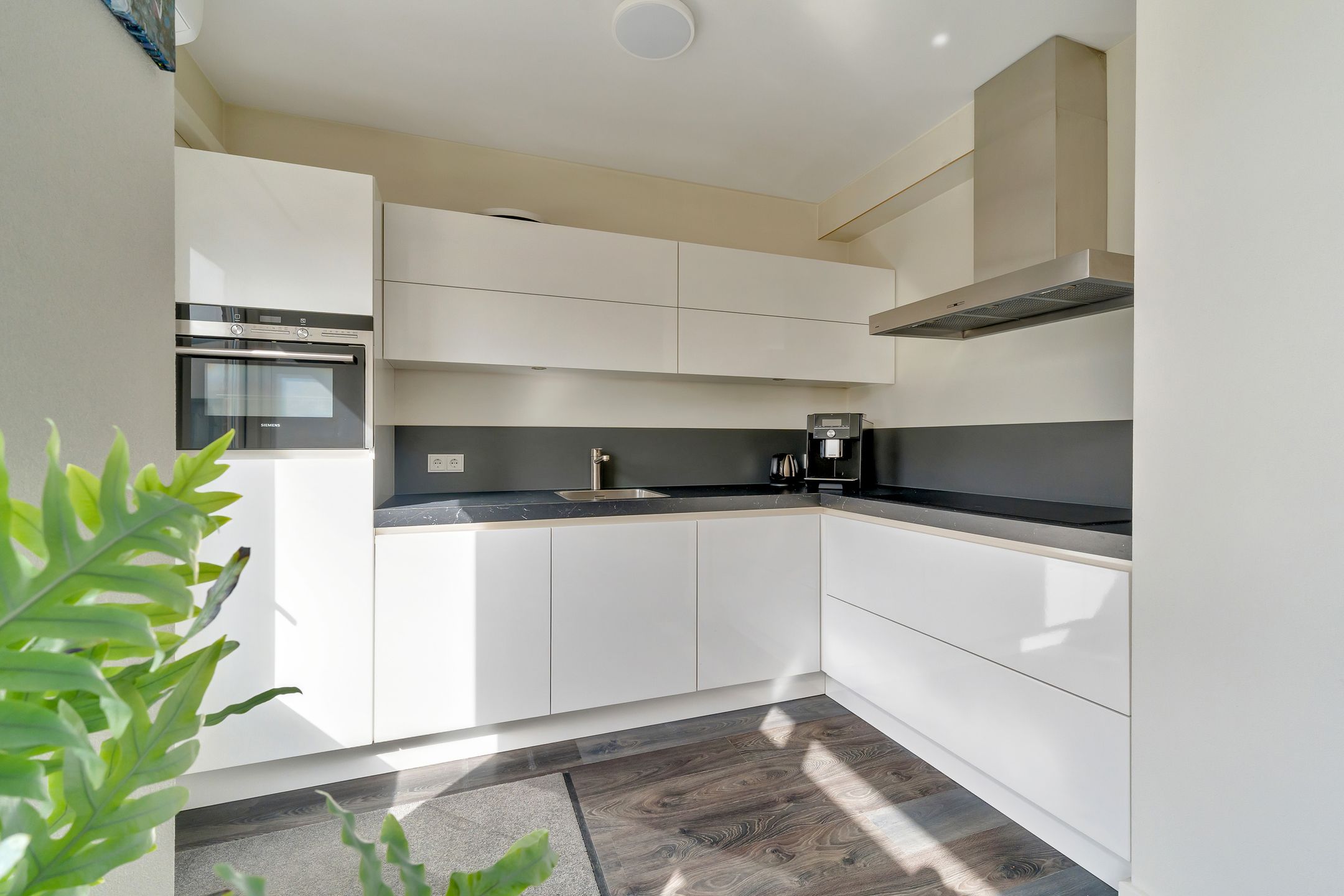 Move-in Ready Corner Home with Garage and Solar Panels in Nijverdal — 9