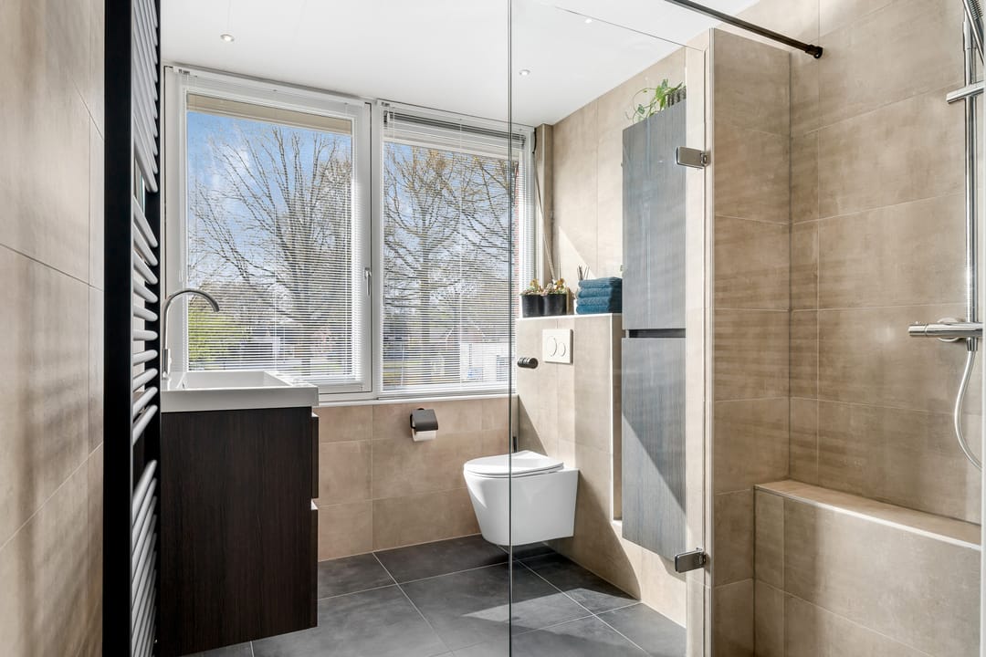 Move-in Ready Corner Home with Garage and Solar Panels in Nijverdal — 17