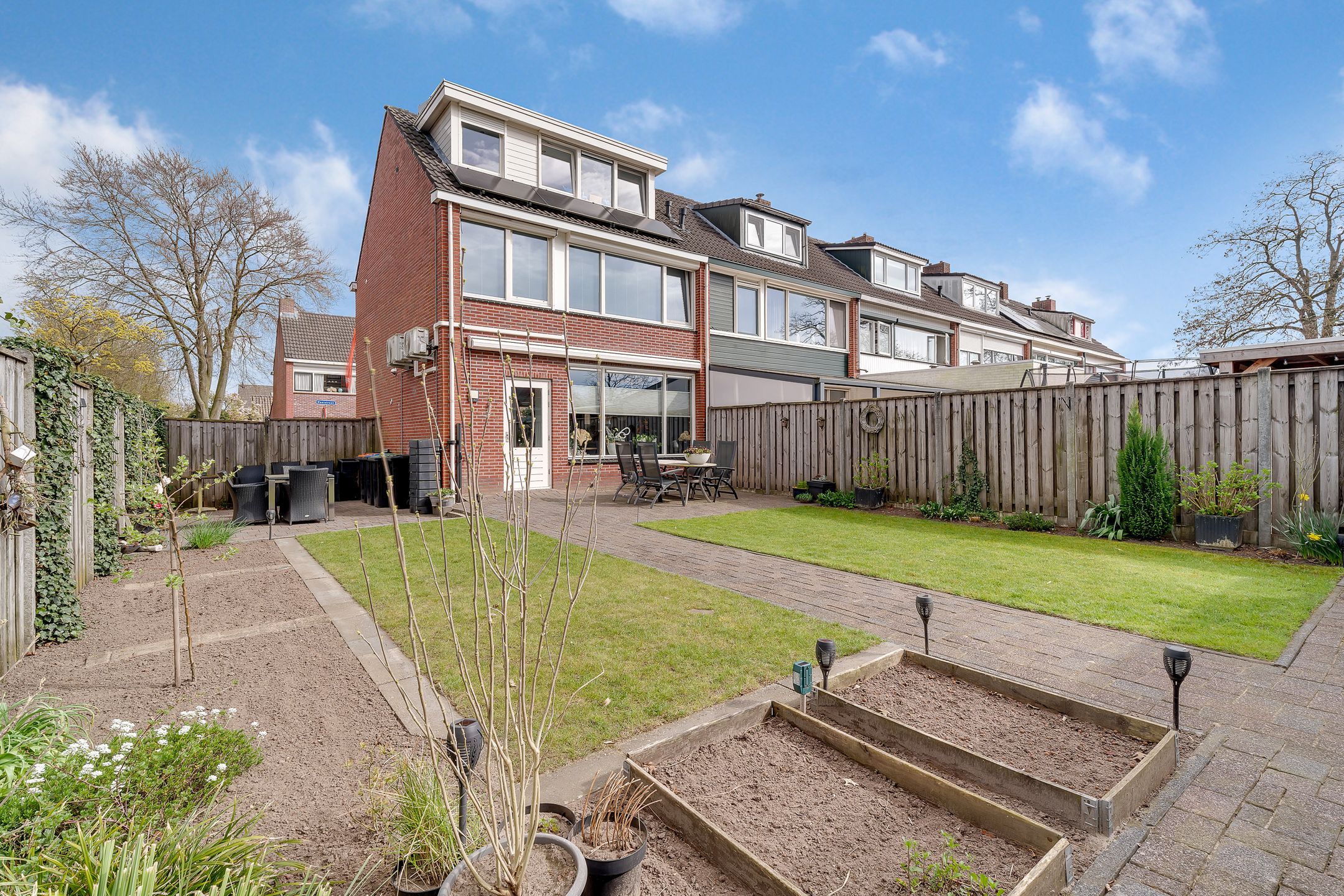 Move-in Ready Corner Home with Garage and Solar Panels in Nijverdal — 24