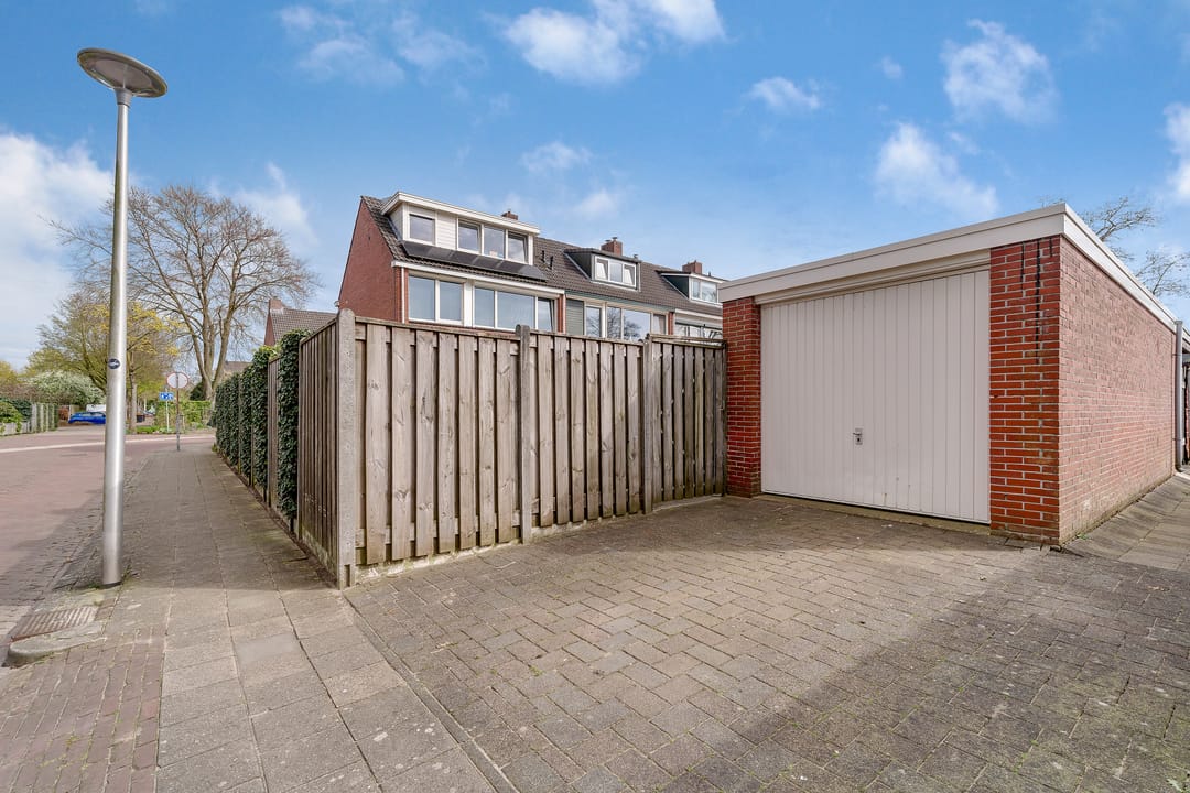 Move-in Ready Corner Home with Garage and Solar Panels in Nijverdal — 28
