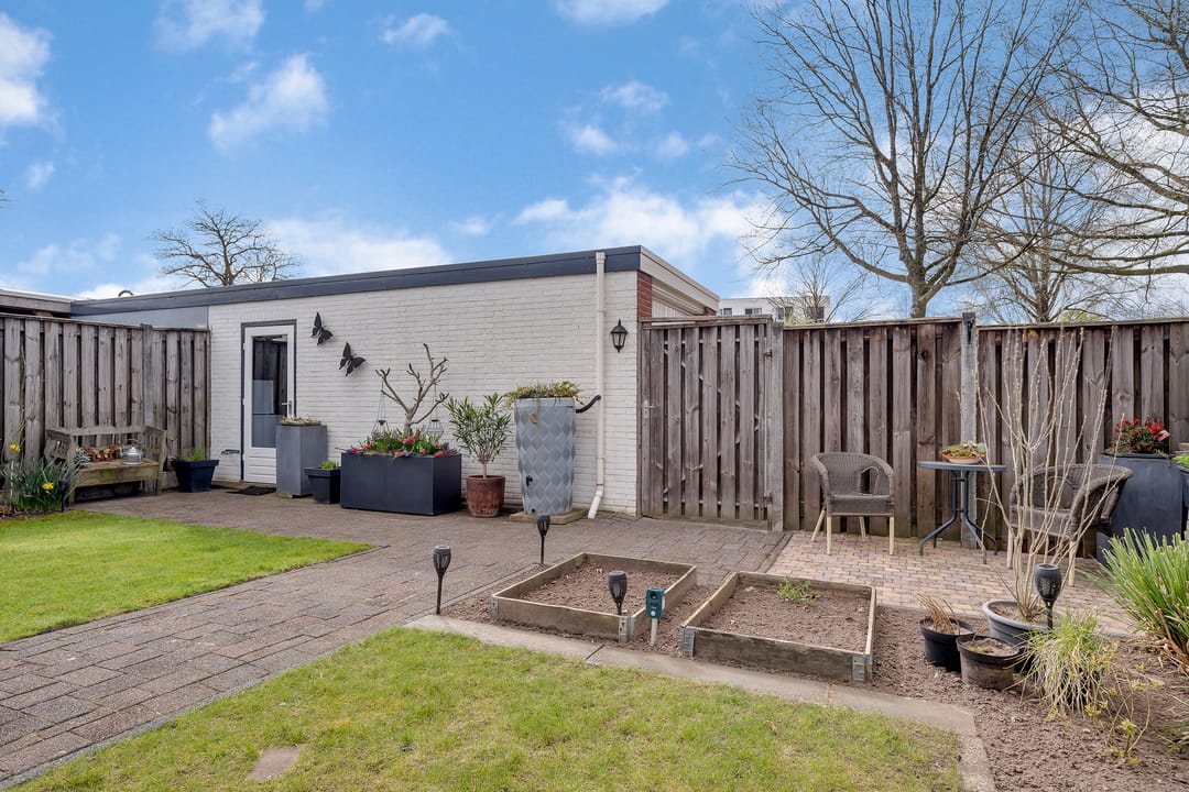 Move-in Ready Corner Home with Garage and Solar Panels in Nijverdal — 23
