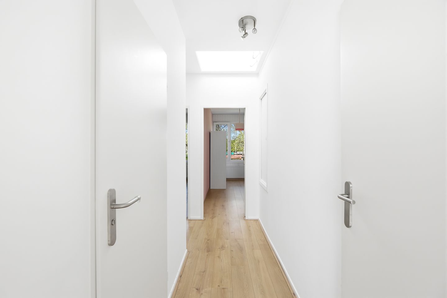Spacious family home with modern kitchen and garden in Oost-Souburg — 25