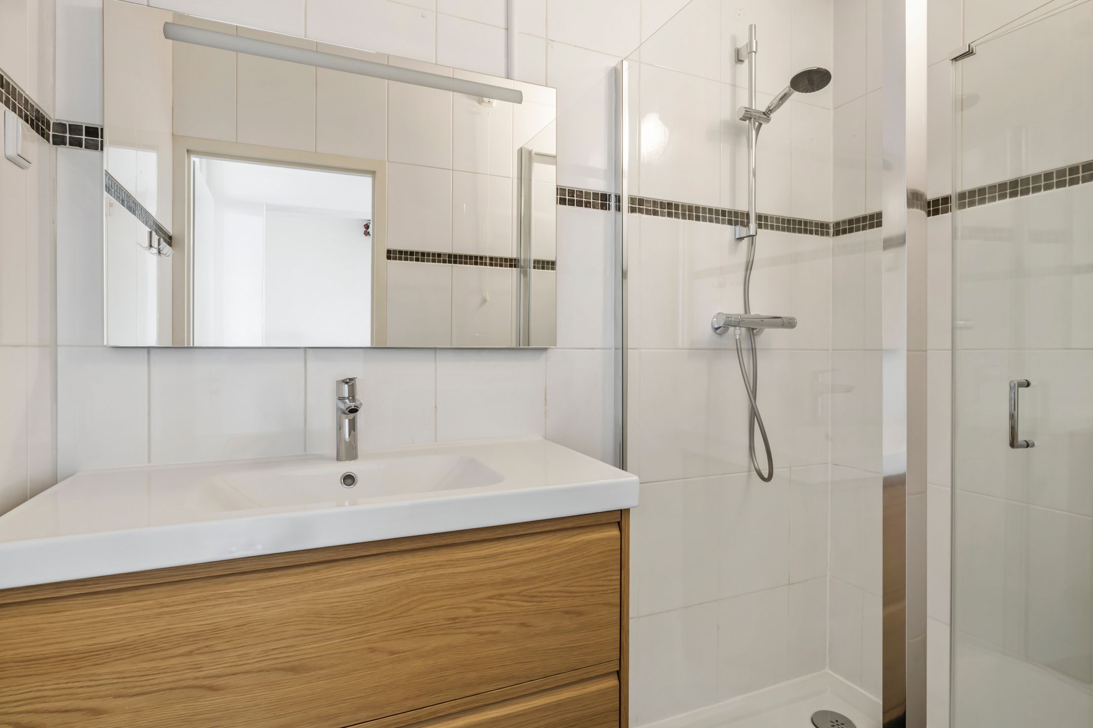 Spacious apartment with lift, balcony and panoramic view in Weesp — 12
