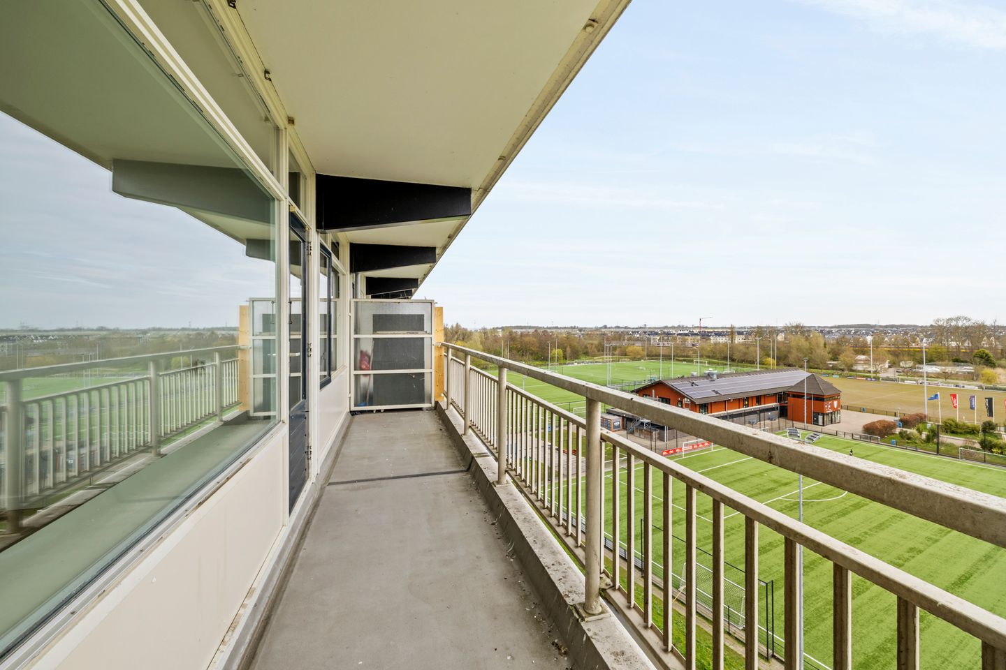 Spacious apartment with lift, balcony and panoramic view in Weesp — 14