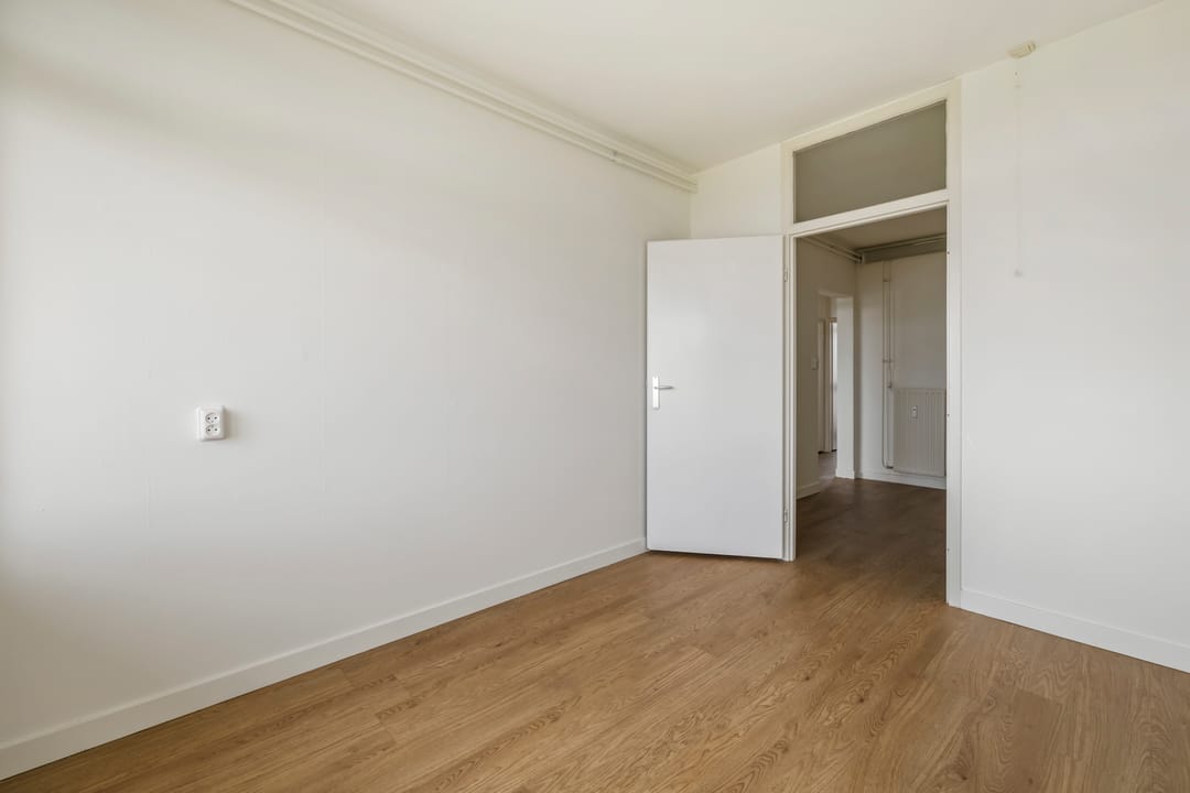 Spacious apartment with lift, balcony and panoramic view in Weesp — 22